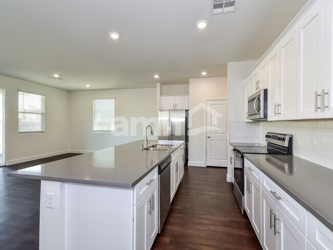 Foto del edificio - 582 Topiary Pk Ave