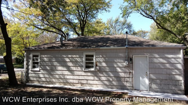 Building Photo - 3010 SE Iowa Ave