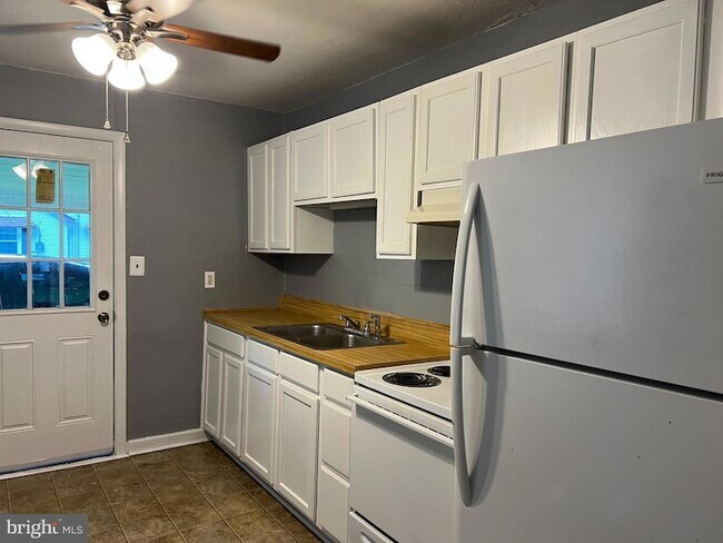 Foto del edificio - 4149 Barrett Pl