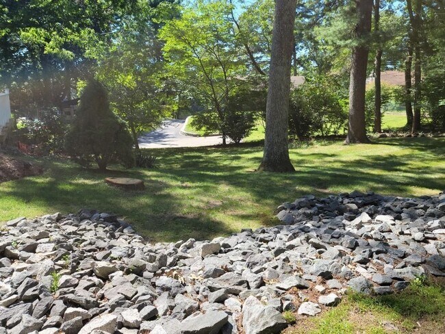Building Photo - 9 Fountain Spring Ln