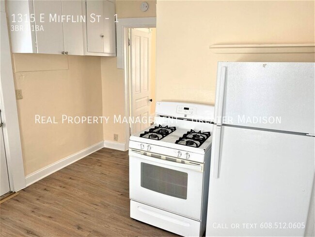 Building Photo - Great main floor 3 bedroom flat on the Ist...