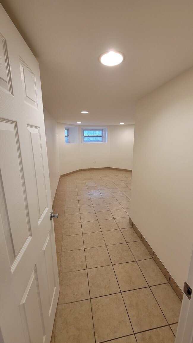 Puerta del dormitorio 3 a la pared - 3719 S Damen Ave