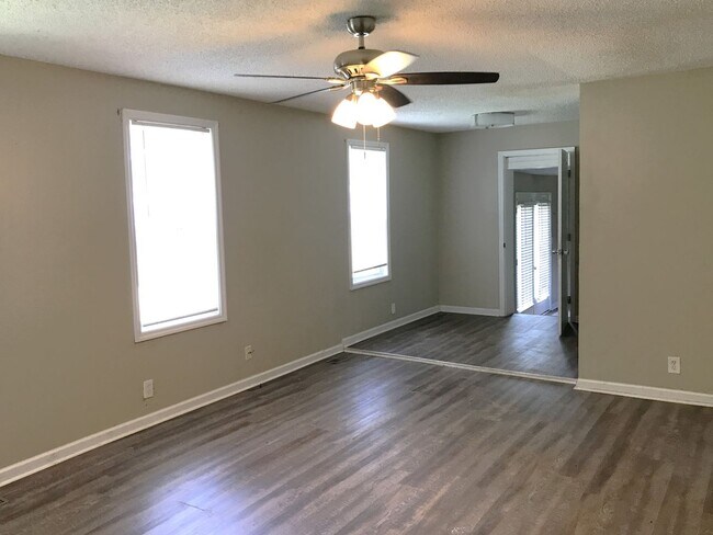Building Photo - Great 3 Bedroom 2 Full Bath Home in Murfre...
