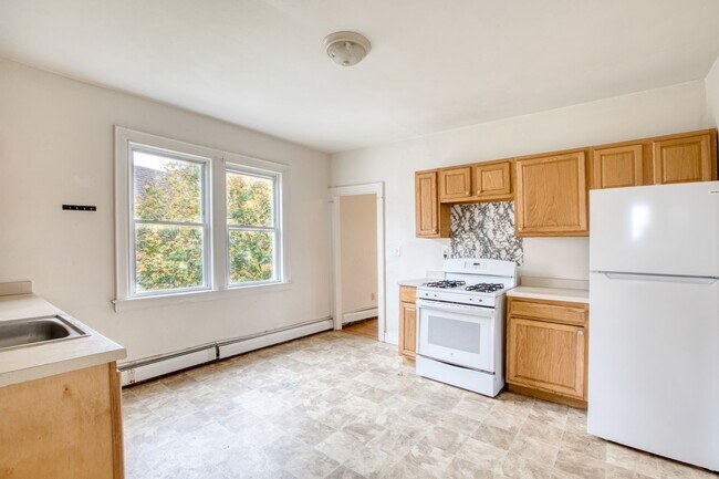 Foto del edificio - Spacious 3 Bedroom on top floor of 3 family home