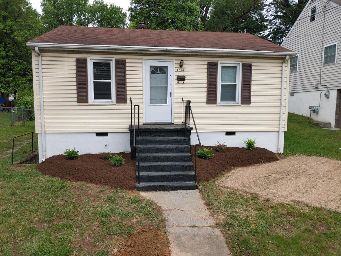 Primary Photo - 2210 Plantation Rd NE