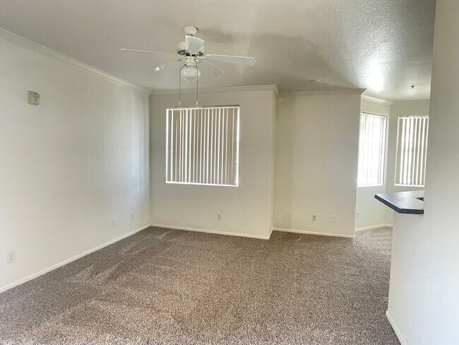 Foto del edificio - MOVE IN SPECAIL OAC-NEW CARPET AND PAINT, 2 bed/2 bath/ 1 CG/ Overlooking beautiful pool
