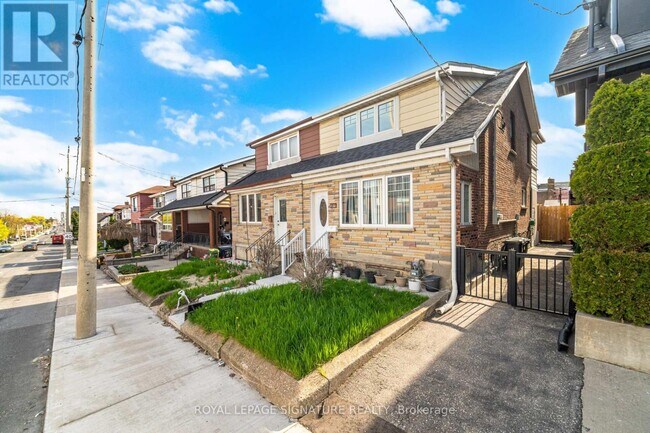 Building Photo - 2000 Dufferin St