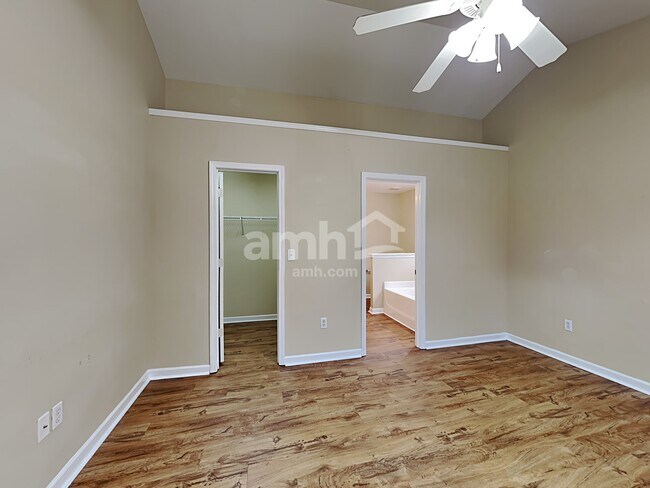 Foto del edificio - 32 Riverbed Drive