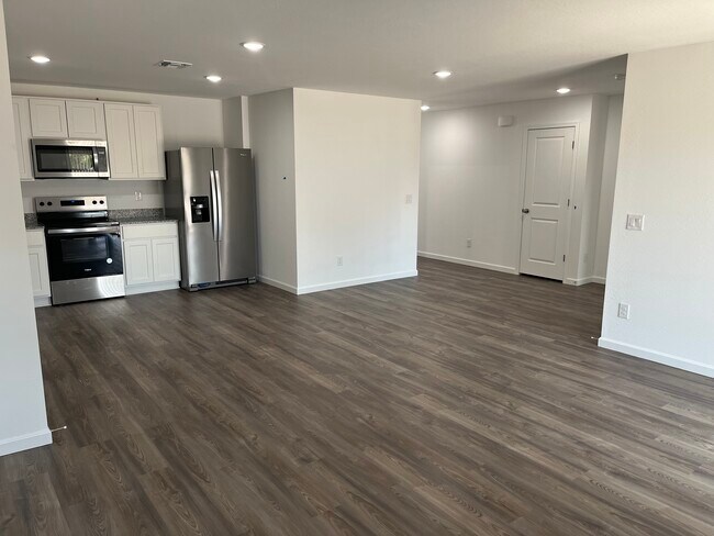 Foto del edificio - 711 Dylan Ct