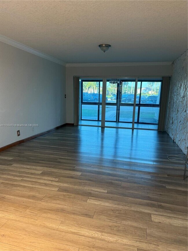 Foto del edificio - 120 Lakeview Dr