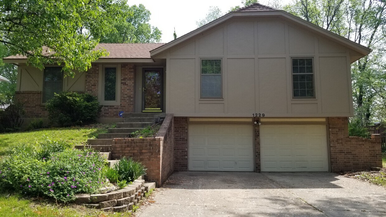 1229 Dunwich Dr, Liberty, MO 64068 House Rental in Liberty, MO