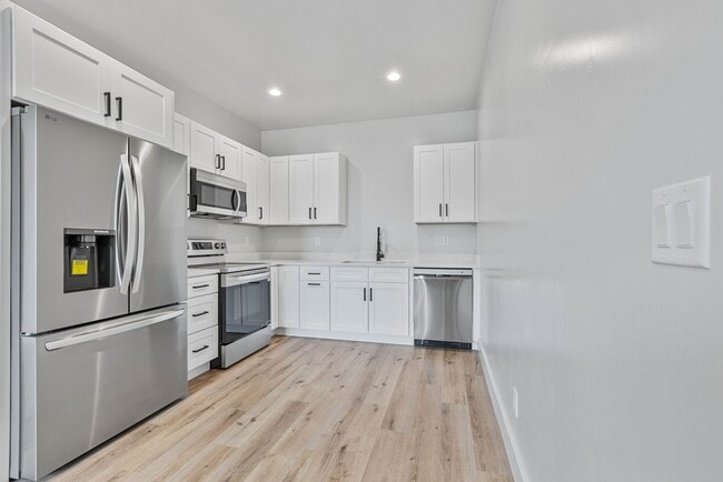 Building Photo - 299 Camas St