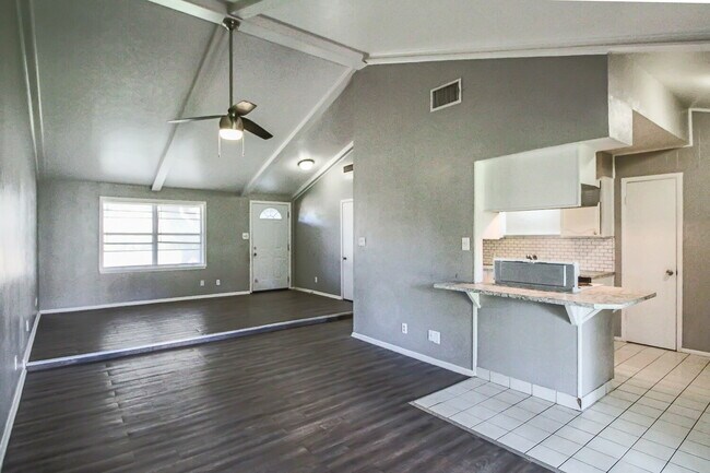 Building Photo - Cute 3 Bed, 2 Bath!