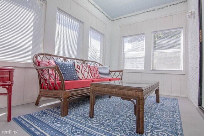 Building Photo - 4 br, 1 bath House - 1018 Russell Avenue N...