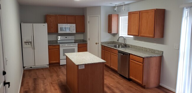 Foto del edificio - 5005 Emberly Dr