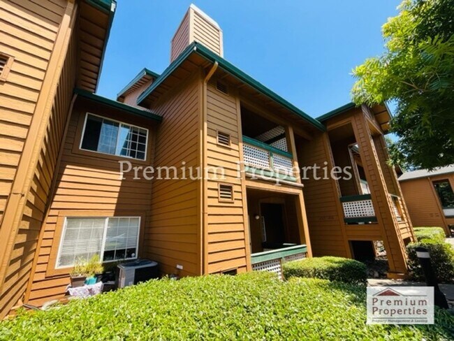 Building Photo - Charming 3BD/3BA, Upper-Level Two-Story Co...