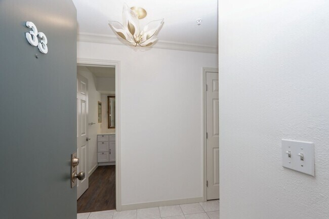 Building Photo - 1 Bed / 1 Bath condo with parking in beautiful Redwood Shores. YouTube Tour!