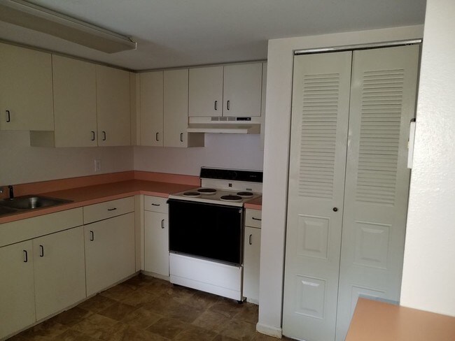 Building Photo - 8154 Fairways Cir