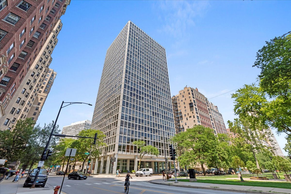 Foto principal - 2400 N Lakeview Ave