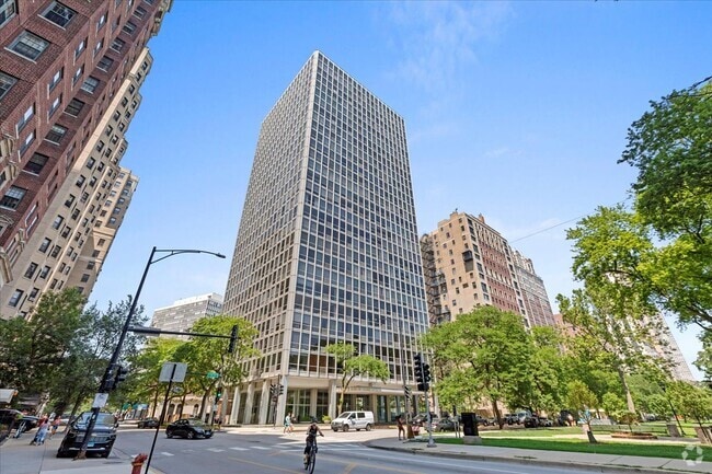 Building Photo - 2400 N Lakeview Ave