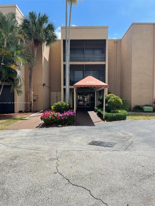 Foto principal - 4000 N Hills Dr