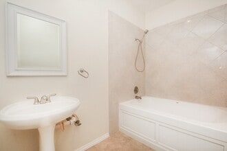 Building Photo - 664 Wilcrest Dr
