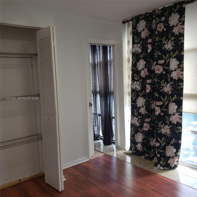 Foto del edificio - 701 Three Islands Boulevard