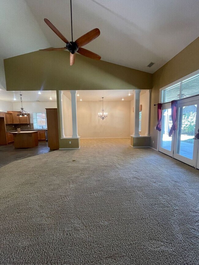 Foto del edificio - Beautiful 3BR/2BA Home in Prime Visalia Lo...