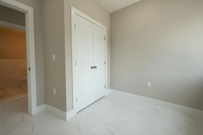 Foto del edificio - 242 Beacon Ave