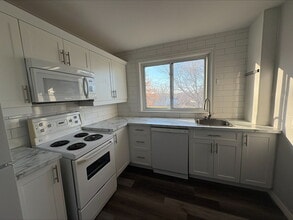 Building Photo - 437 Covert St