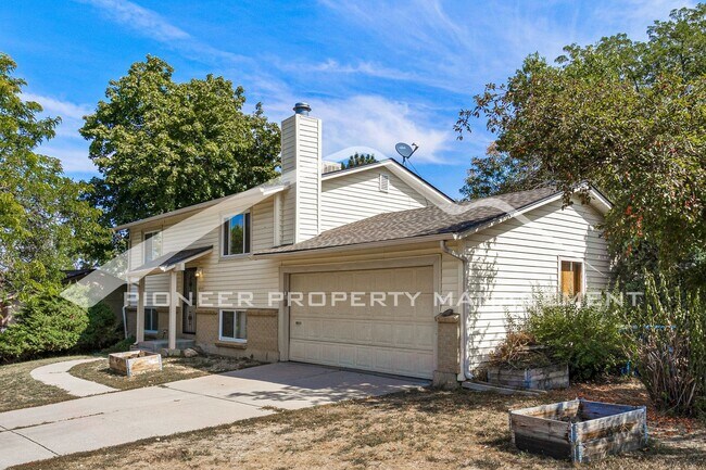 Building Photo - Lovely Home With Spacious Fenced Back Yard...