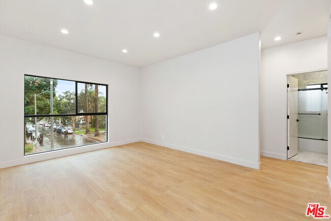 Foto del edificio - 7229 Willoughby Ave