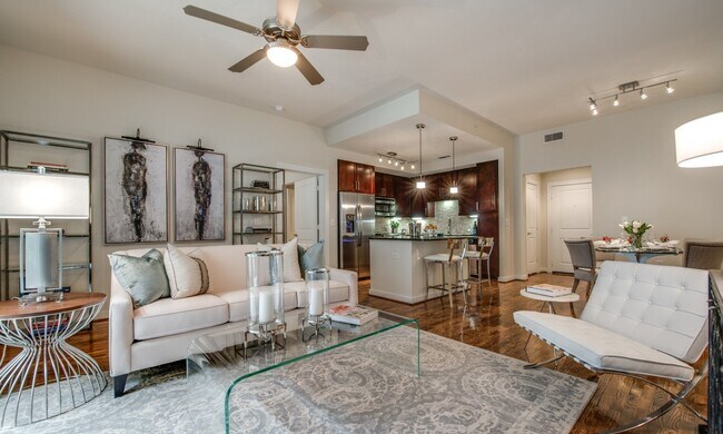 Foto del edificio - Luxury 1 Bed in Downtown – Look & Lease Sp...