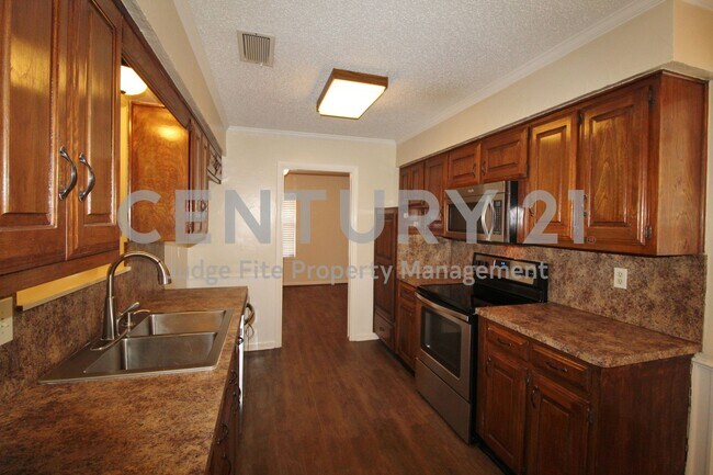 Building Photo - Charming 3/2/2 Neslted in Established Waxa...