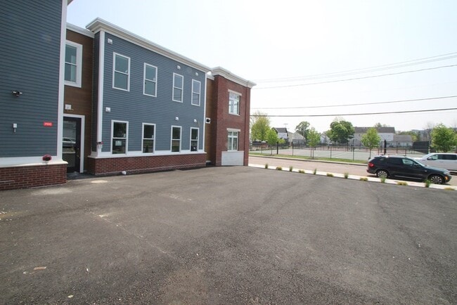 Building Photo - 92 Sagamore St