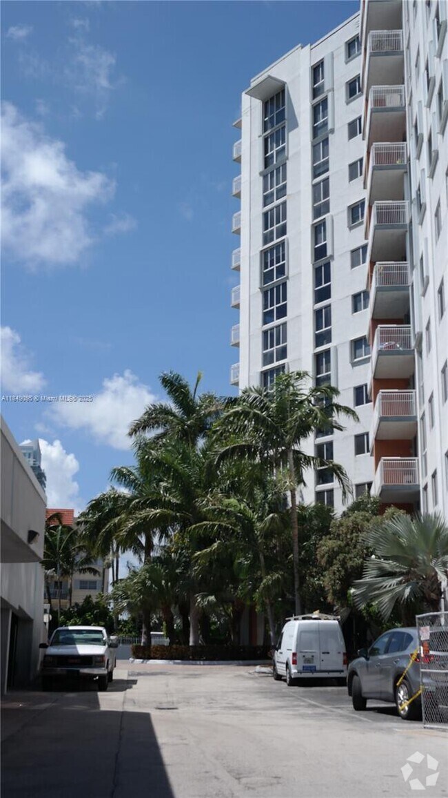 Building Photo - 1688 West Ave