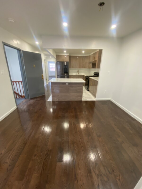 Primary Photo - 43-15 Elbertson St
