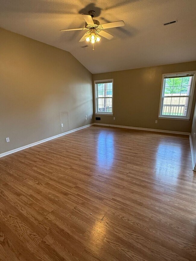Foto del edificio - 3 bed 2 bath Home with fenced in backyard