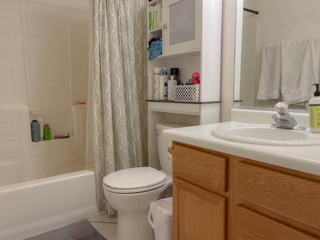 Baño - 434 West 300 South