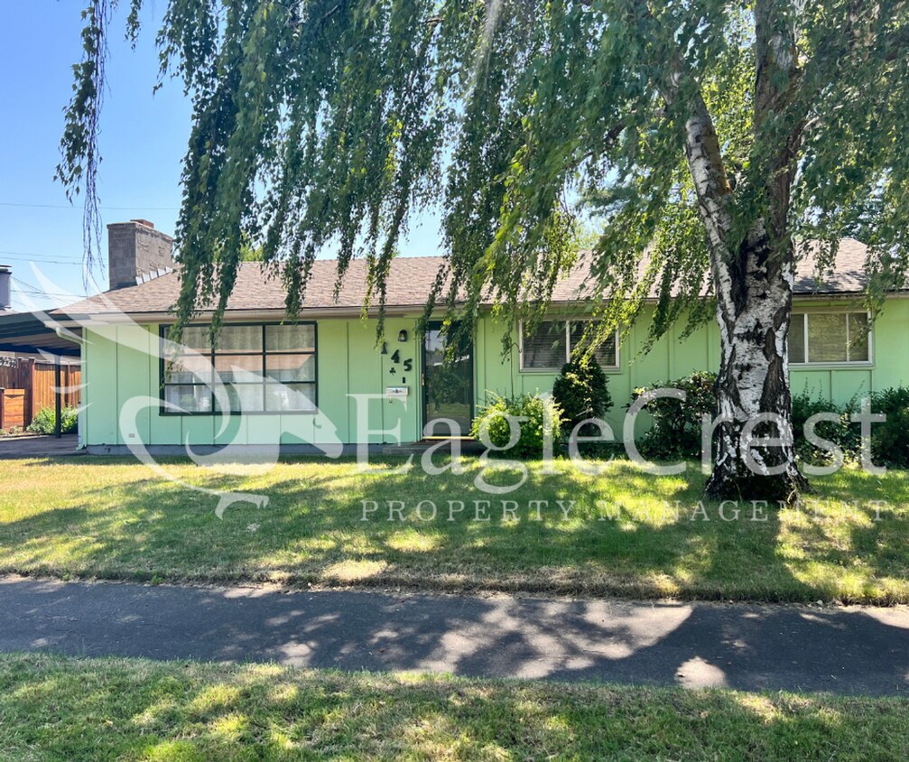 Foto principal - Three Bedroom, One Bath Home with Large Fe...