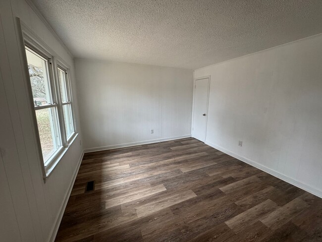 Building Photo - Move-in Ready!