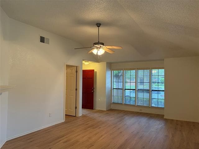 Foto del edificio - 2428 Chestnut Way