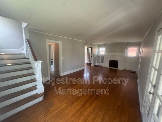Building Photo - 144 W Parkwood Dr