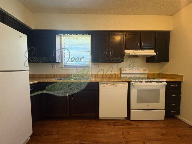 Foto del edificio - SPACIOUS TOWNHOME WITH GARAGE!!!