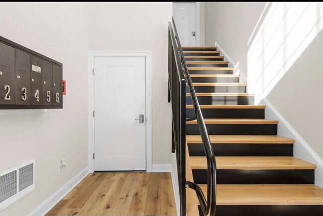 Puerta de seguridad interior que conduce al piso superior de la Unidad 4 - 215 E Linden St