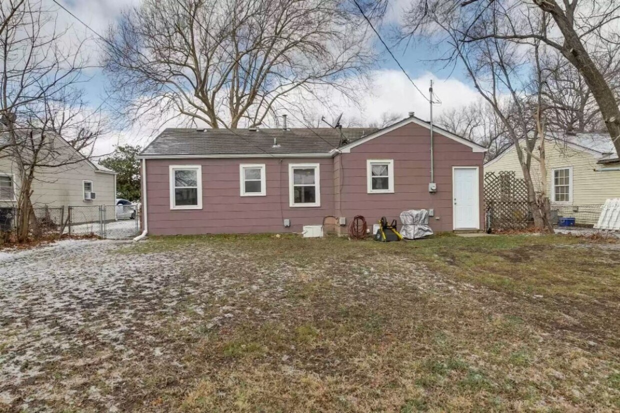 Building Photo - 2520 S twin Oaks St