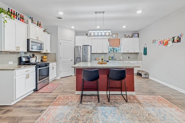 Building Photo - 3196 Crest Dr