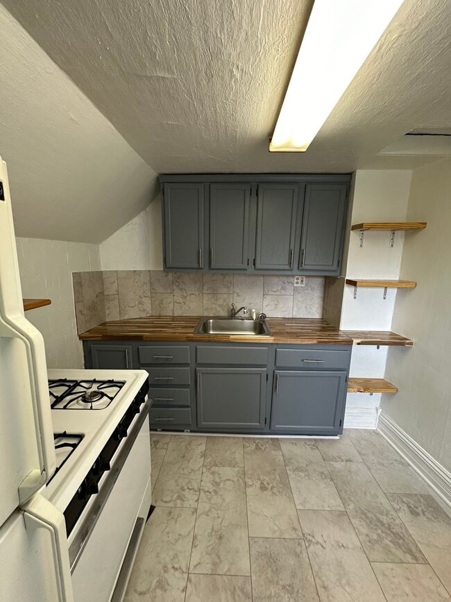 Building Photo - Royal Oak Triplex - Washington