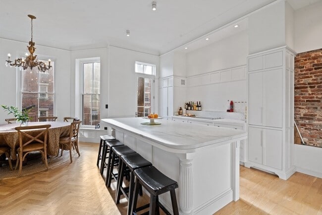 Building Photo - 15 Regent Cir