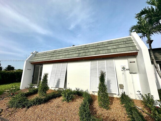 Building Photo - 7439 Twin Sabal Dr